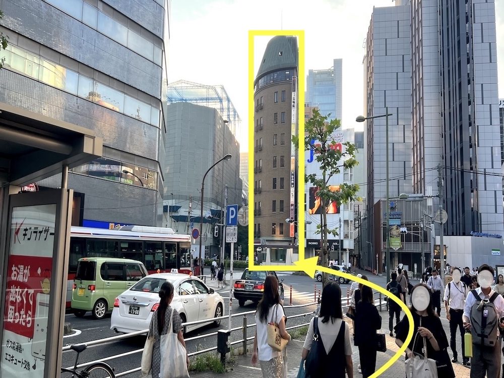 西口を出て直進
